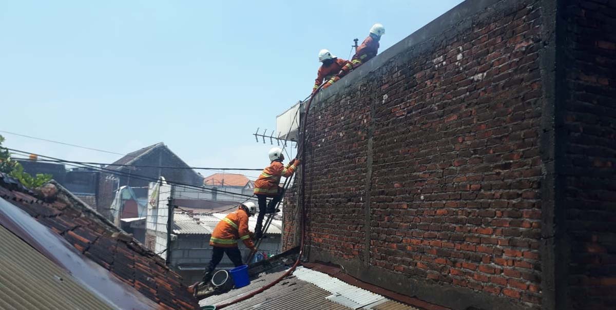 Diduga Terjadi Korsleting Listrik, Rumah Berlantai Dua Terbakar