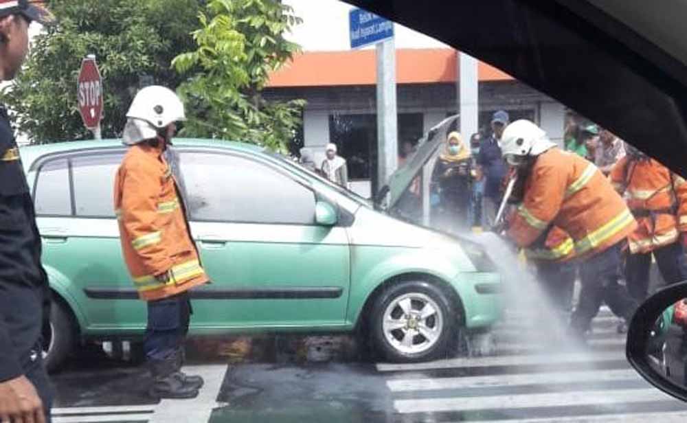 Proses pemadaman mobil terbakar di Jalan Ahmad Yani, Surabaya
