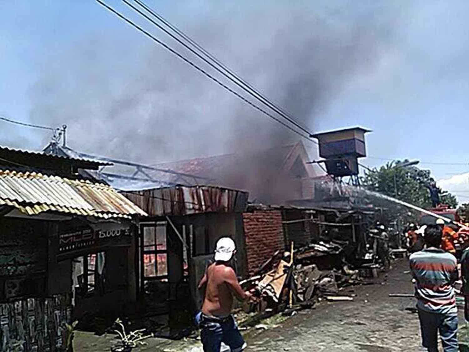 Suasana kebakaran di Jalan Banjar Melati Gang Pengger, Jeruk, Lakarsantri Surabaya.
