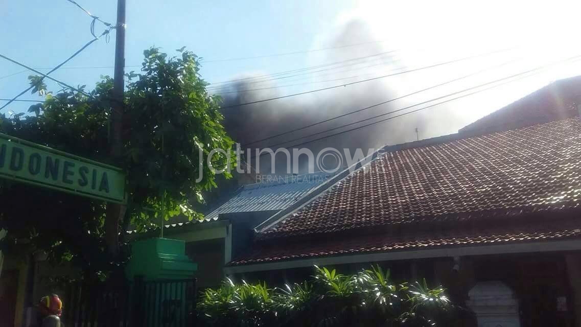 Kepulan asap dari api yang membakar rumah di Jalan Ikan Mungsing Gang 8/8 Surabaya.


