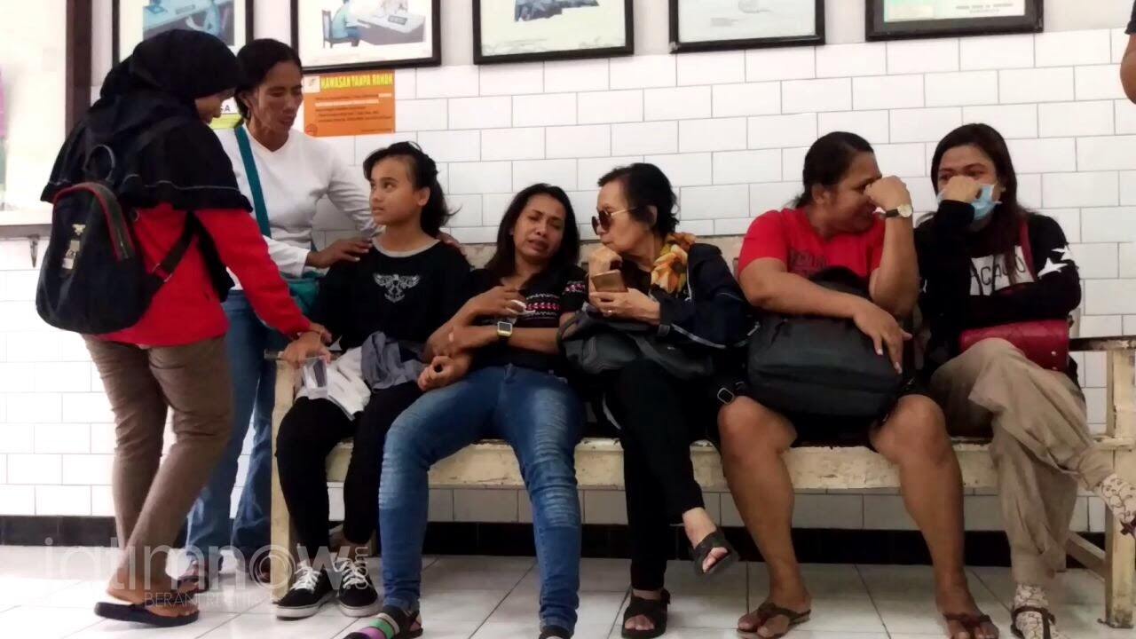 Salah satu keluarga kebakaran yang menangis di Kamar Mayat RSU dr Soetomo.