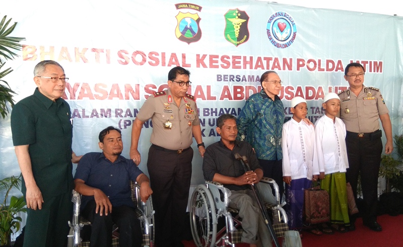 Baksos saat Kapolda Jatim dan para pengusaha.