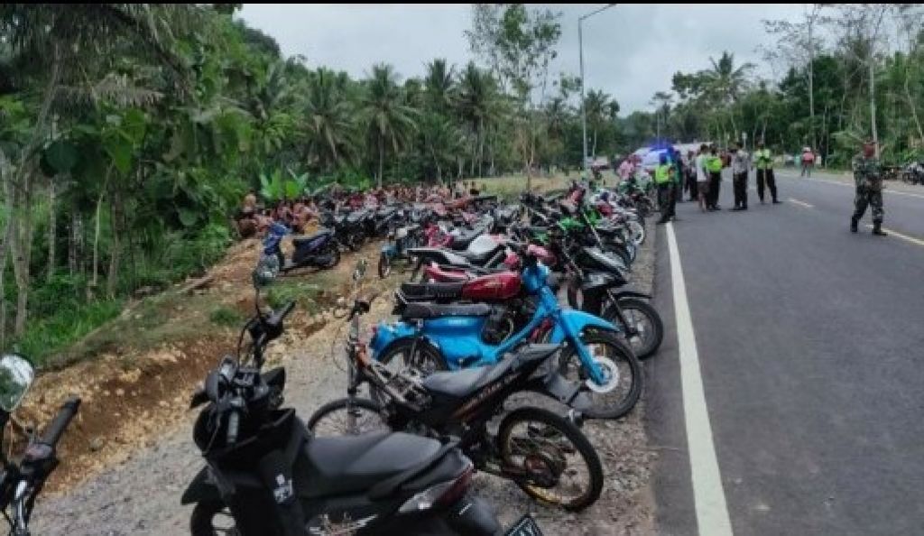 Saat petugas mengamankan puluhan kendaraan milik pembalap liar atau penonton. (Istimewa)