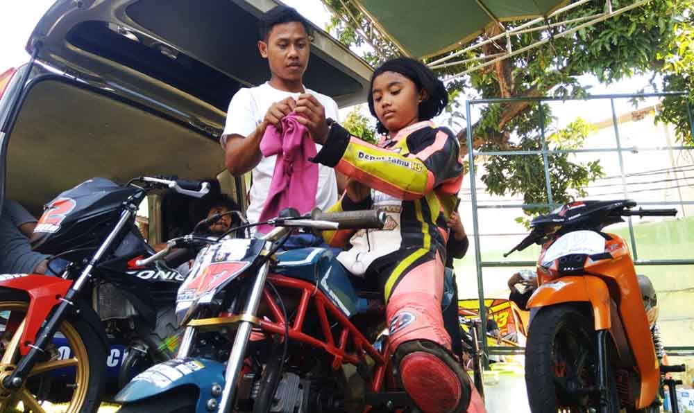 Ifana saat bersiap untuk perlombaan balap motor