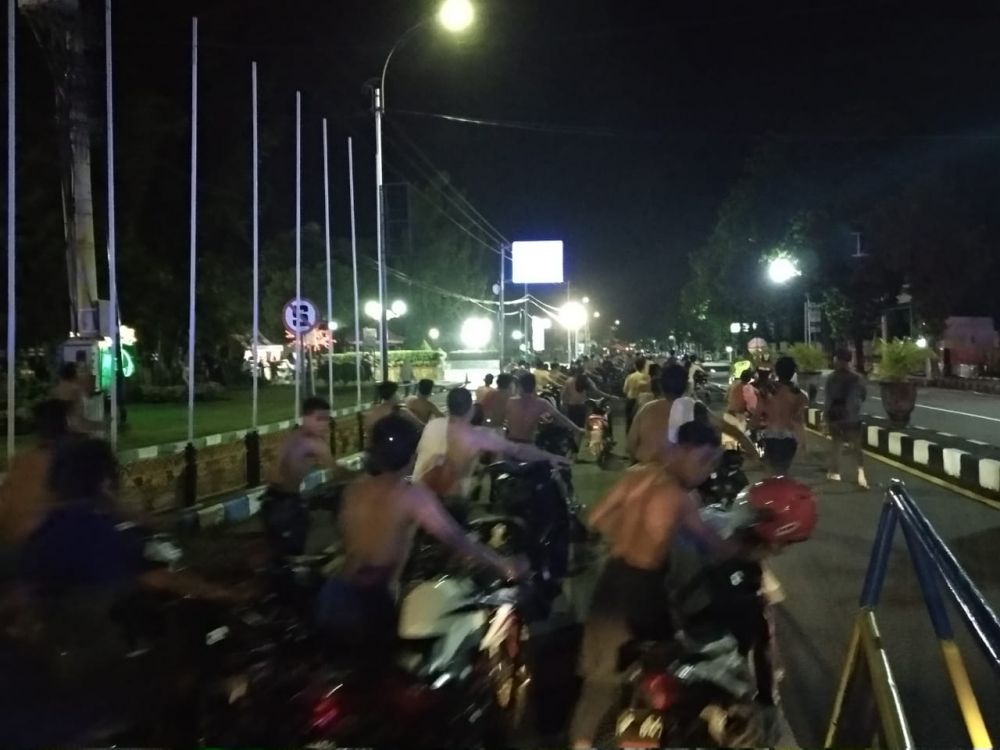 Para pemuda yang terjaring razia menuntur motornya menuju Polres Situbondo