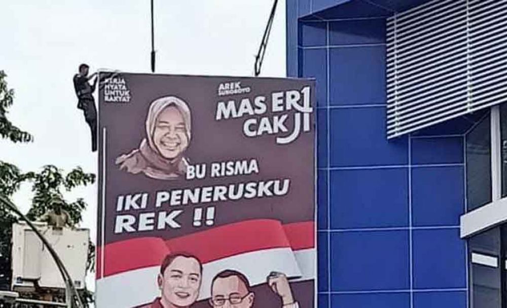 Anggota Linmas mencopot reklame politik