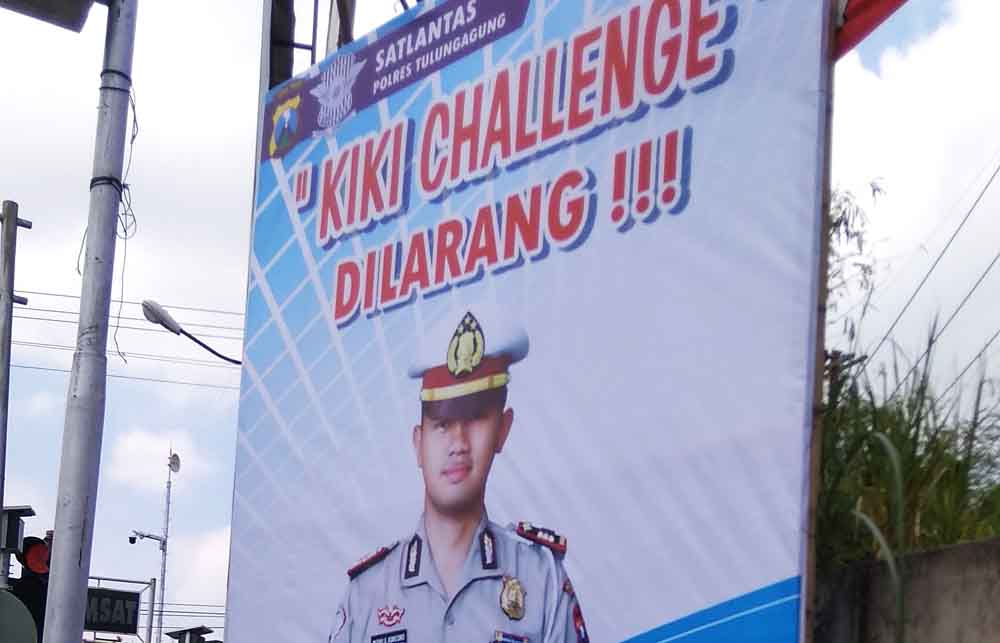 Baliho baru menggantikan baliho lama yang diprotes