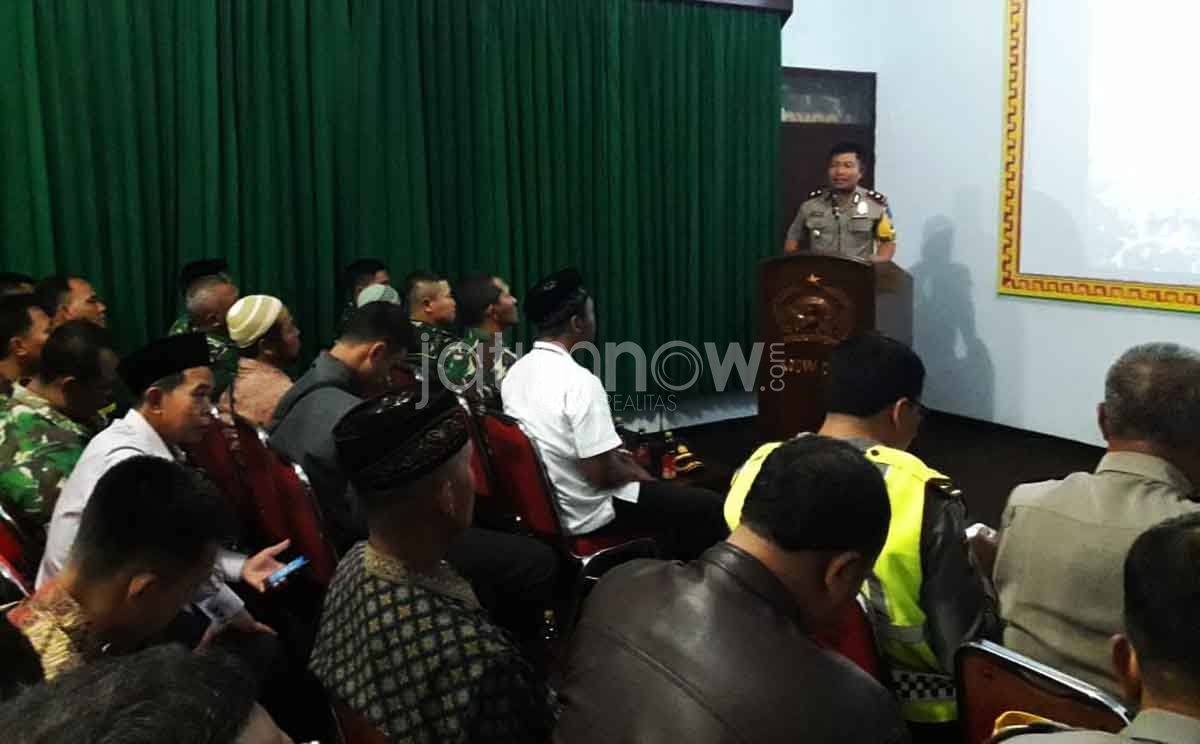 Wakapolres Ponorogo sedang memberikan sosialisasi bahaya balon udara di hadapan tokoh masyarakat