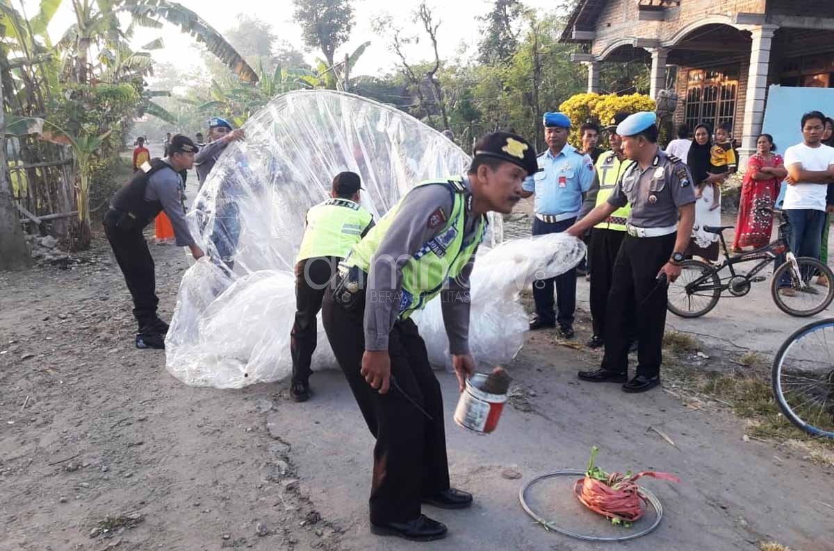 Petugas polisi menyita salah satu balon udara milik warga Ponorogo
