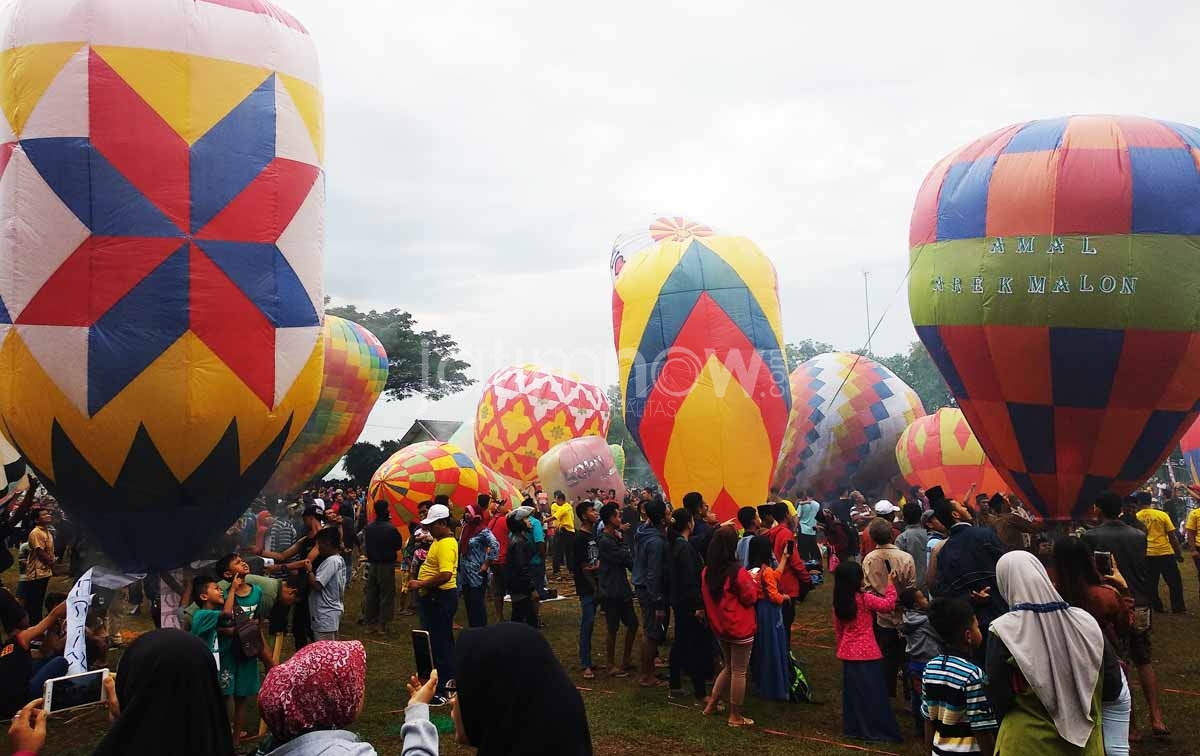Suasana penerbangan balon udara di Ponorogo