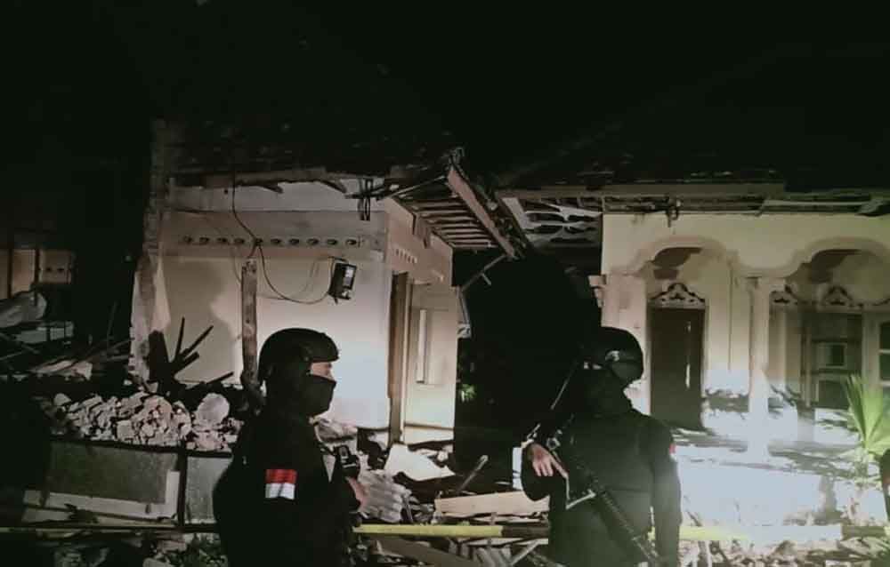 Bangunan rusak akibat ledakan kantong plastik