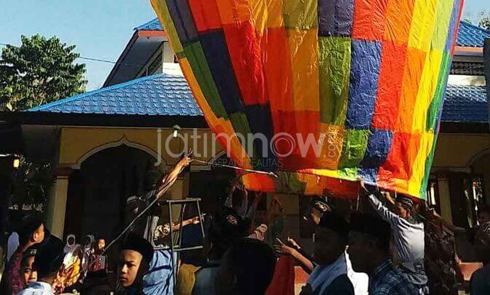 salah satu balon udara di Ponorogo saat hendak diterbangkan