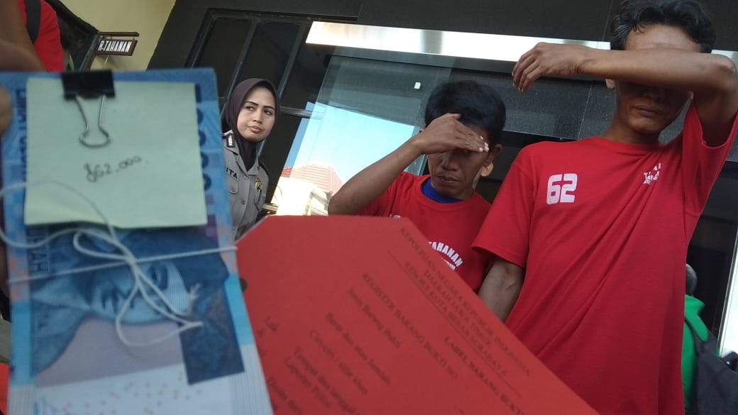 Dua pelaku saat digelandang di Mapolrestabes Surabaya/Foto: Narendra Bakrie