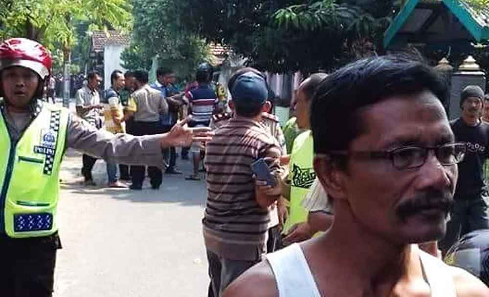 Petuga kepolisian menghalau warga yang mendekat di lokasi ledakan