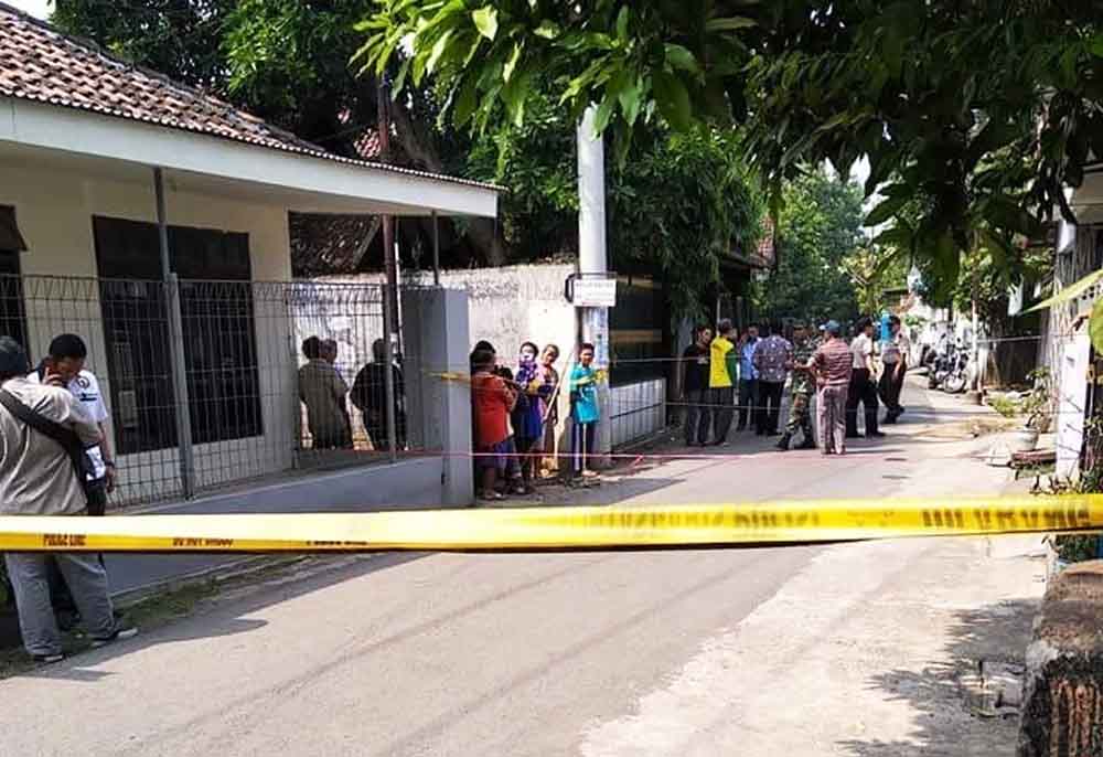 Polisi memasang garis pembatas agar warga tak mendekati lokasi ledakan