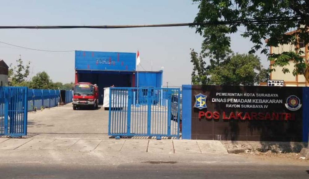 Bangunan pos pembantu Dinas Pemadam Kebakaran Kota Surabaya yang ada di Lakarsantri