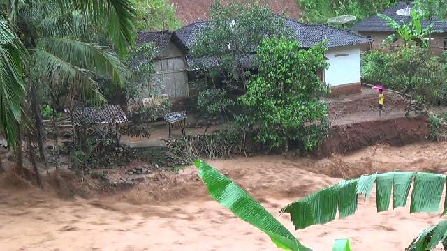 Rumah warga yang nyaris hanyut banjir di Pacitan