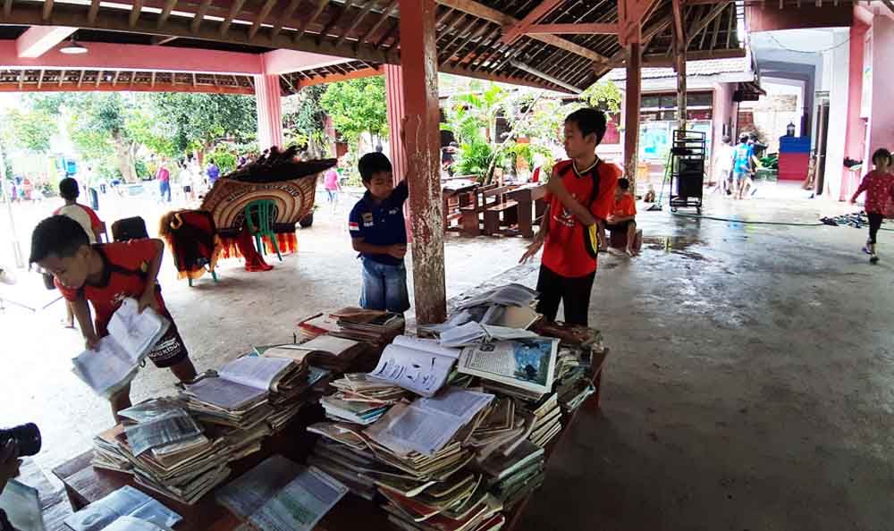 Siswa SD di Ponorogo membersihkan sekolahnya