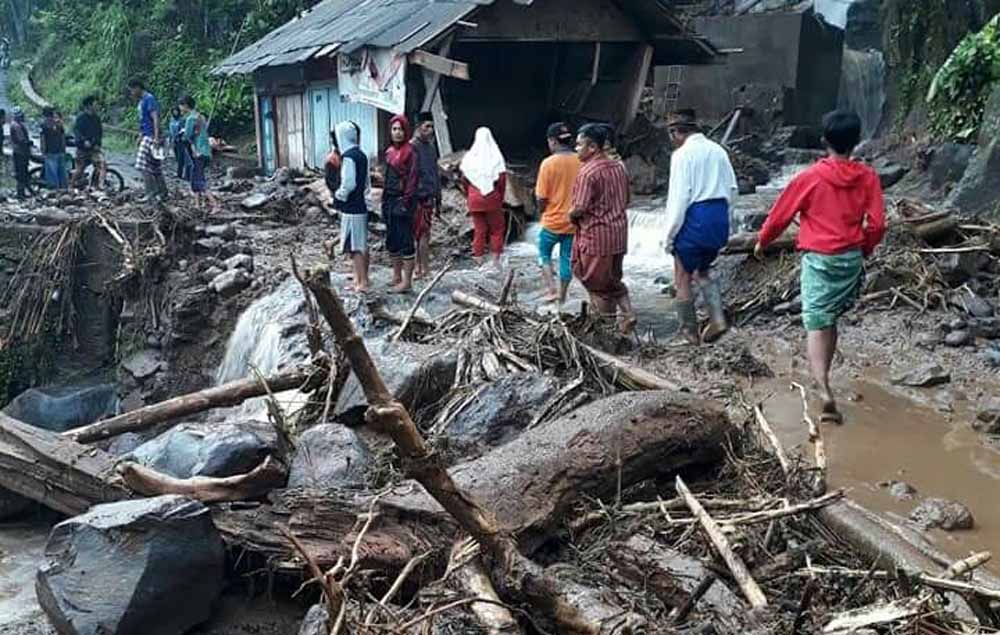 Banjir bandang yang menerjang kawasan Desa Andung Biru, Kecamatan Tiris, Kabupaten Probolinggo