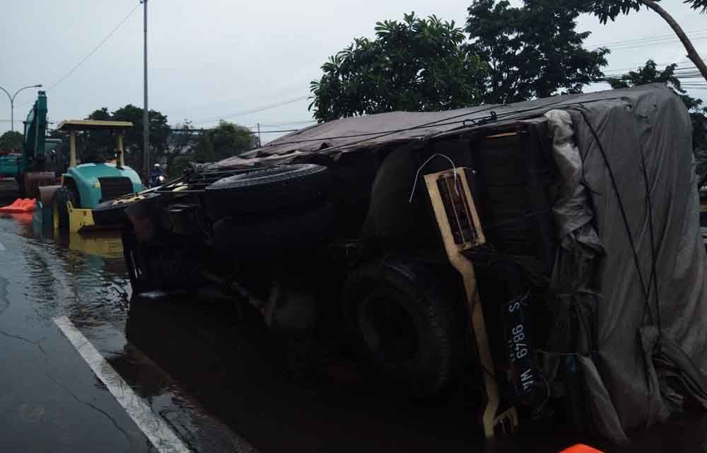 Truk terguling akibat terperosok proyek galian