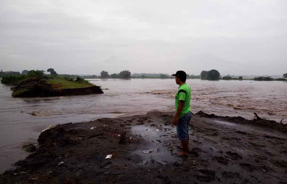 Tanggul jebol di Mojokerto