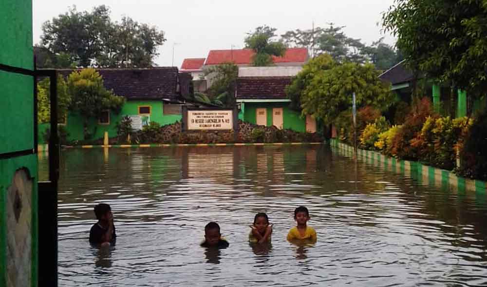 Banjir di salah satu sekolah di pasuruan