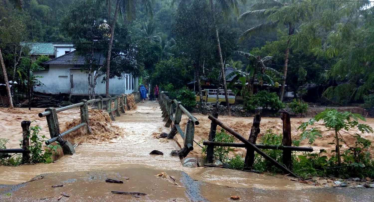 Banjir di Pacitan, Jembatan Terancam Ambrol