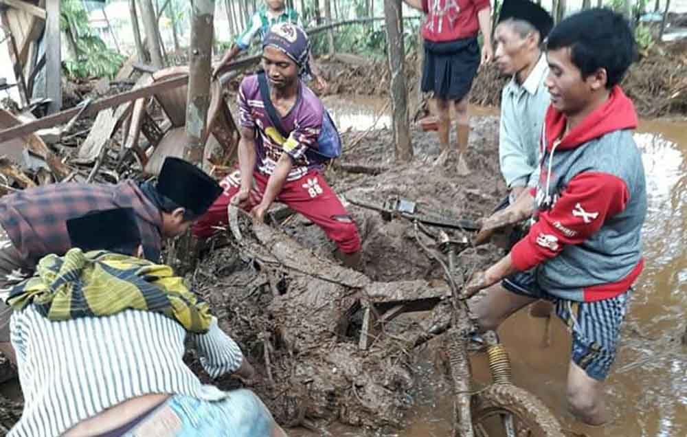 Sejumlah warga membantu mencari keberadaan dua warga yang hilang