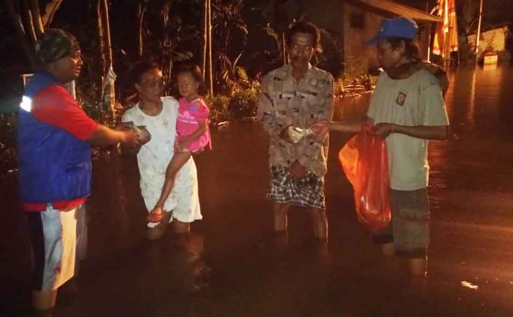 Warga korban banjir mendapat nasi bungkus untuk sahur