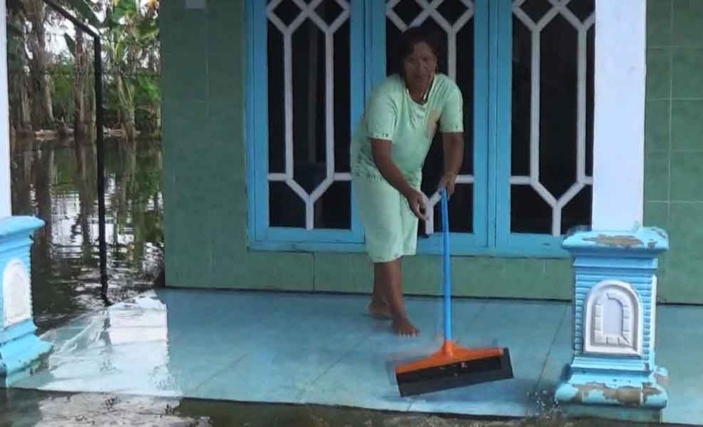 Banjir Mulai Surut, Warga di Mojokerto Bersih-bersih Rumah