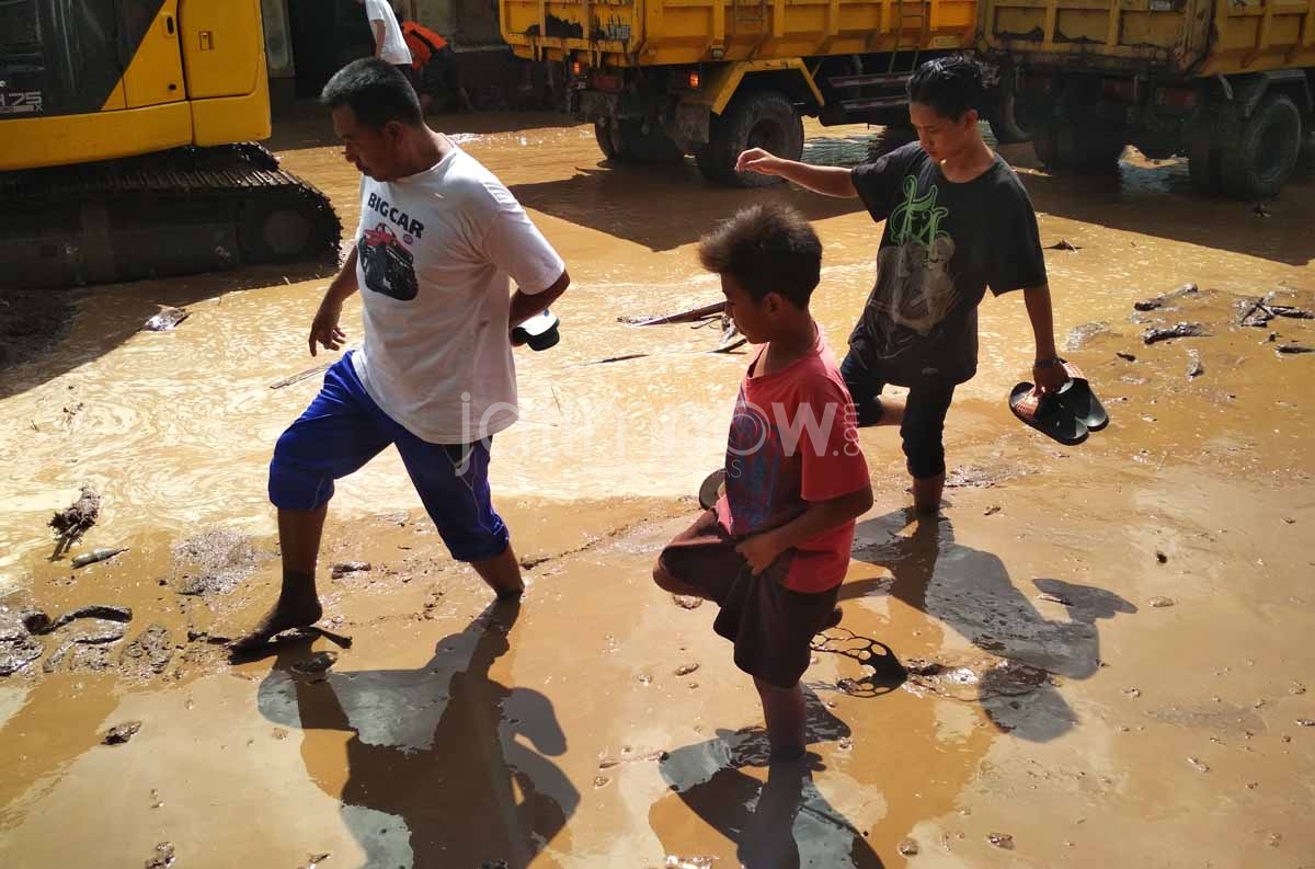 Meski Berbahaya, Banjir Bandang Jadi Tontonan Warga di Banyuwangi