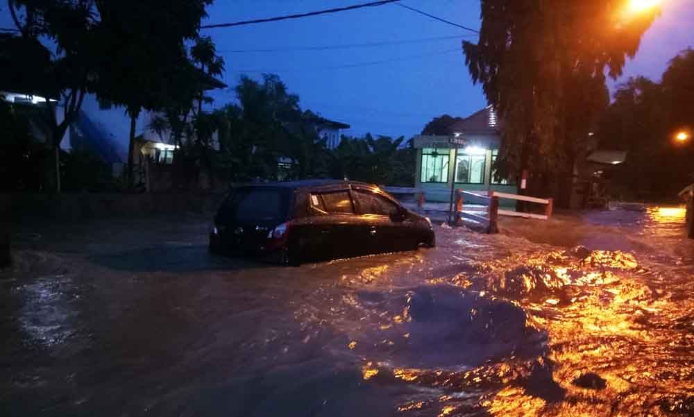 Salah satu warga yang rumahnya terdampak banjir di Lidah Wetan Gang 1, Surabaya (Foto: Herry Lentho)