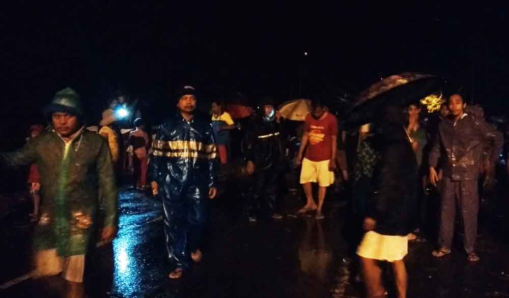 Warga menyelamatkan diri dan benda-benda ke tempat lebih tinggi