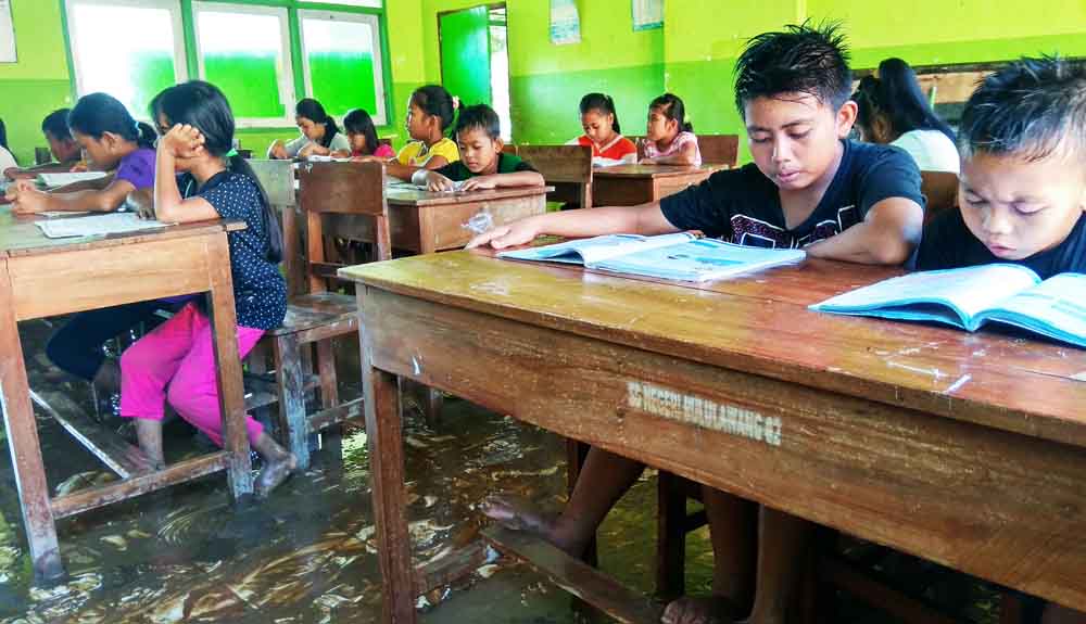 Sekolah Terendam Lumpur, Siswa SD di Blitar ini Tetap Belajar