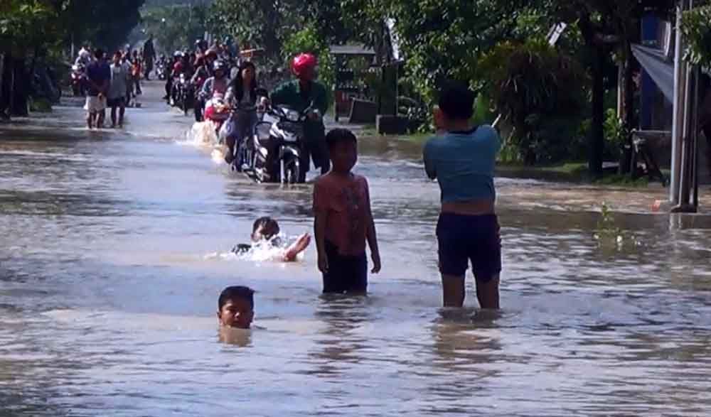 Banjir yang menggenangi tiga desa di kecamatan Sutojayan Blitar
