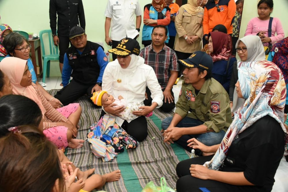 Foto: Gubernur Khofifah di Tengah Banjir Madiun
