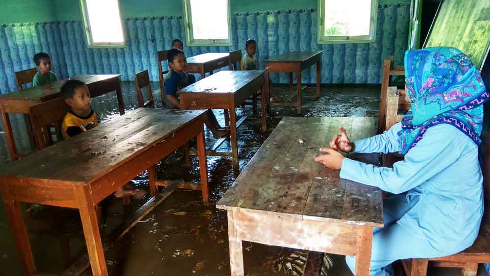 Sekolah yang terendam banjir lumpur di Blitar