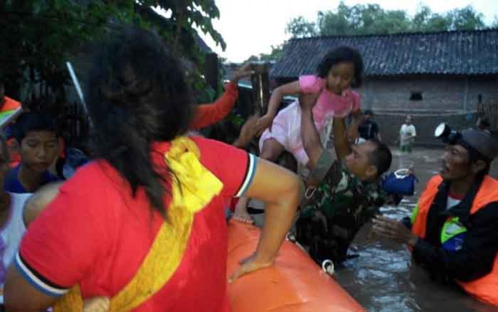Foto prajurit TNI ikut membantu evakuasi korban banjir di Madiun/ Foto: Istimewa