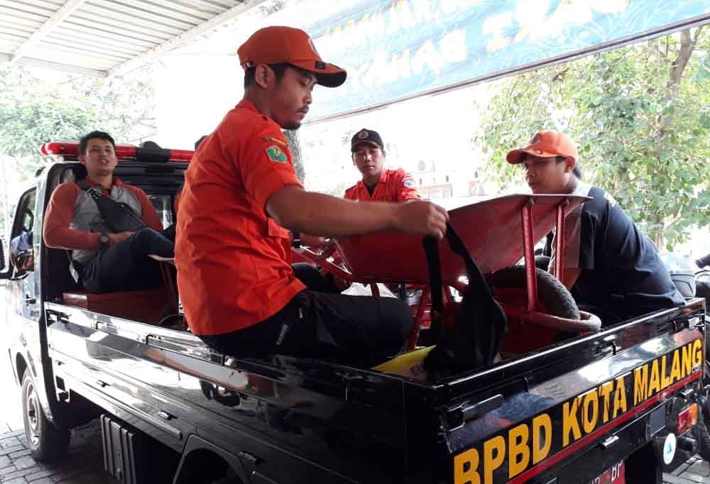 Petugas BPBD Kota Malang bersiap menuju lokasi terdampak banjir di Kota Malang