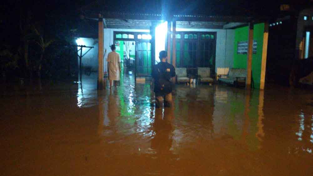 Warga di Desa Balongmasin, Kecamatan Pungging, Kabupaten Mojokerto memilih bertahan dari banjir 