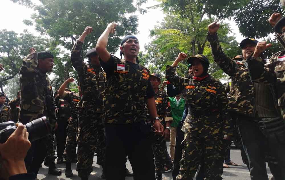 Massa Banser yang berada di Pengadilan Negeri Surabaya