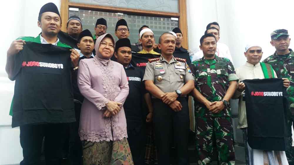 Foto bersama Banser, FPI Kapolrestabes Surabaya dan Wali Kota Surabaya