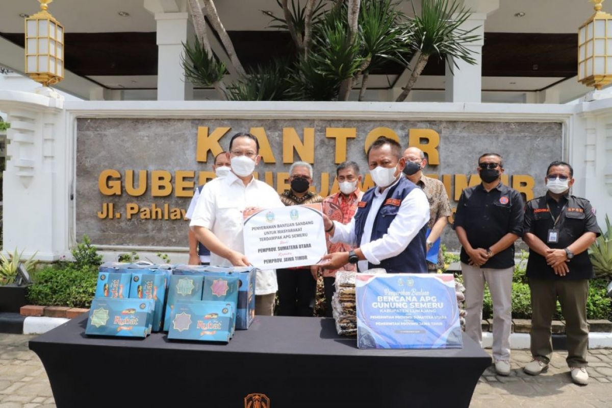 Penyerahan alat salat dari Pemprov Sumut untuk korban semeru (Foto: Dok Pemprov Jatim/jatimnow.com)