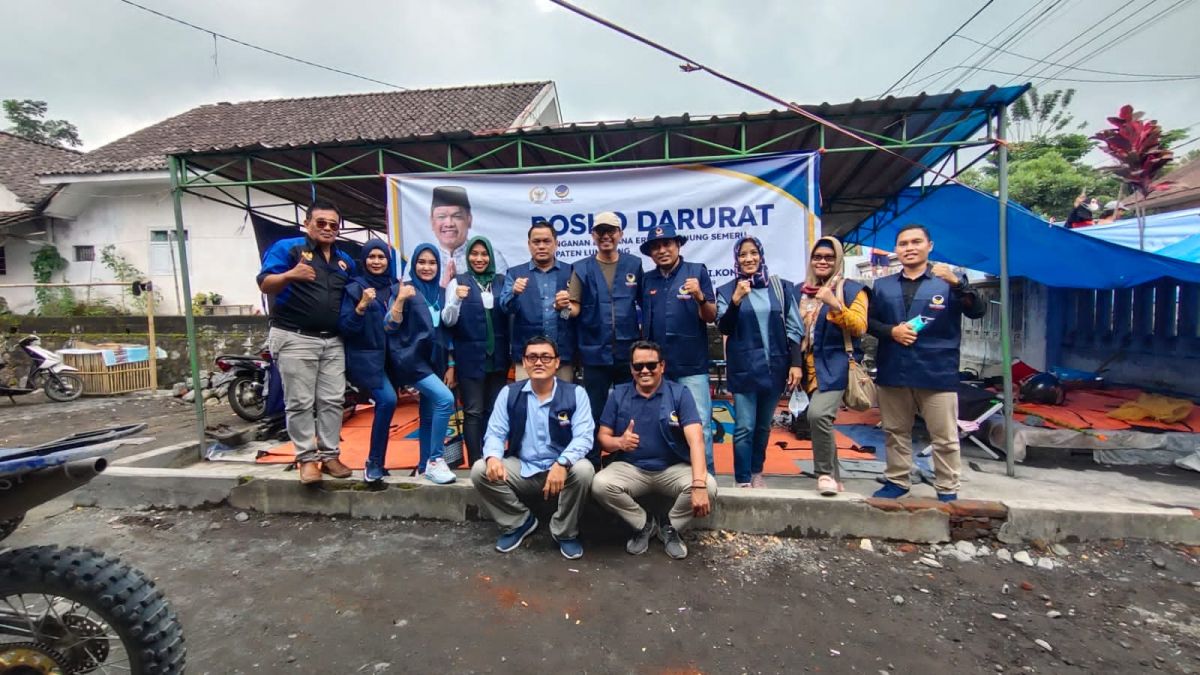 DPD NasDem Kota Probolinggo melakukan aksi sosial melakukan penyaluran bantuan terhadap para korban eruspi Gunung Semeru.. (Foto: Mahfud Hidayatullah/jatimnow.com)