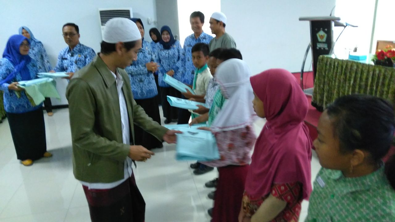 Proses penyerahan bantuan buku kepada siswa SD yang kurang mampu