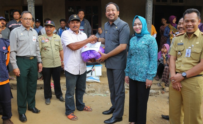 Bupati Ipong saat memberikan bantuan kepada korban gempa Palu asal Ponorogo, Senin (9/10/2018).
