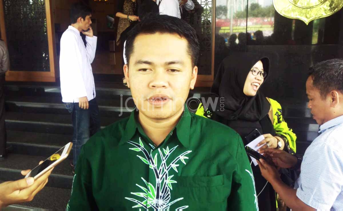 Komisioner Bawaslu Jatim Aang Kunaifi  saat berada di Mapolda Jatim