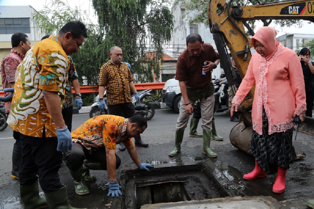 Wali Kota Surabaya Tri Rismaharini memimpin pembersihan saluran di Banyu Urip.
