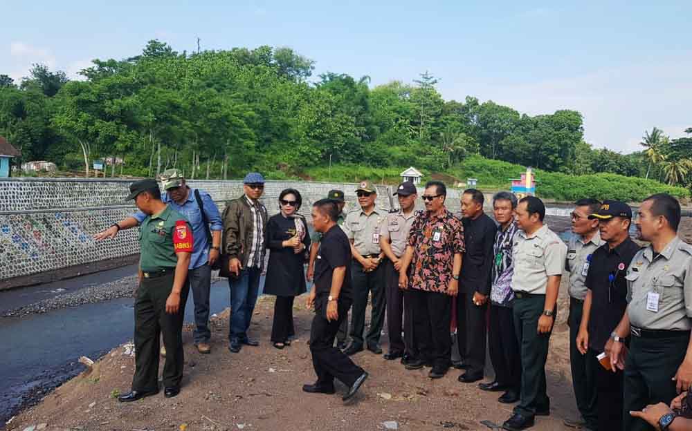 Anggota Komisi E DPRD Jatim saat mengunjungi lokasi banjir bandang