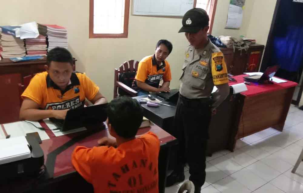 Tersangka saat penyelidikan di Mapolsek